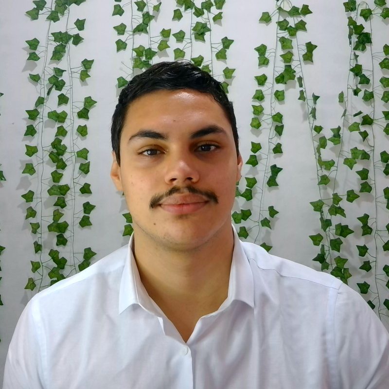 Foto do psicólogo Claudio Bomfim de Barros, especialista em Terapia Cognitivo-Comportamental (TCC) na clínica Presente Psicologia, transmitindo uma postura ética e acolhedora.