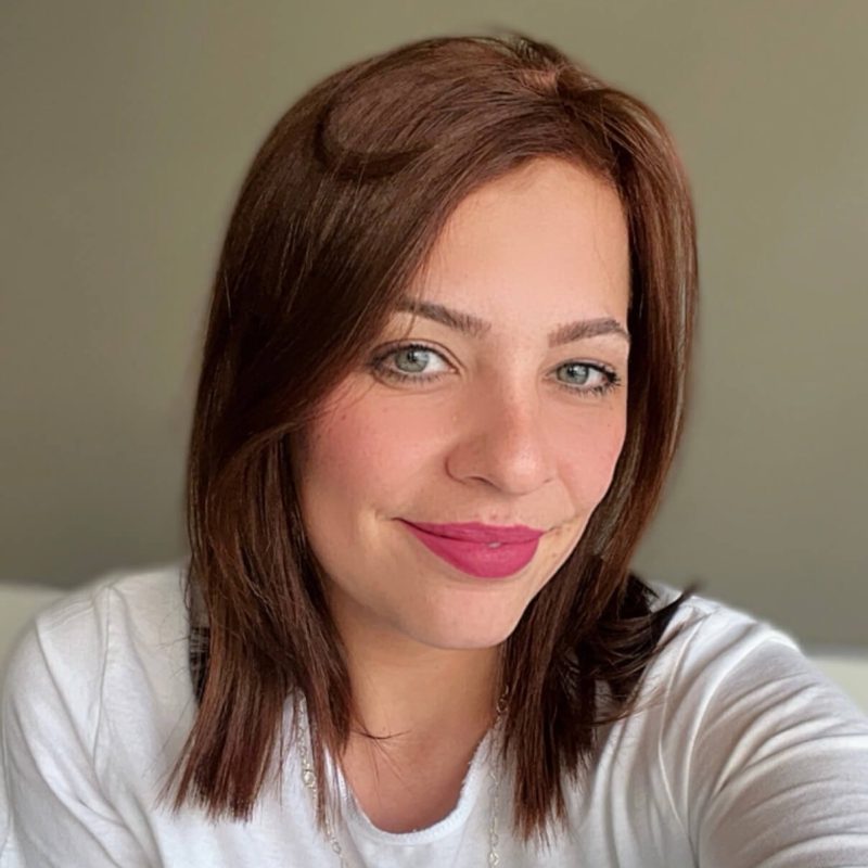 Foto da psicóloga Jessica Caroline Santos Afonso Gramignani, especialista em TCC e Neuropsicologia na clínica Presente Psicologia. Ela tem cabelos castanhos na altura dos ombros, sorri de forma acolhedora e veste uma blusa branca.